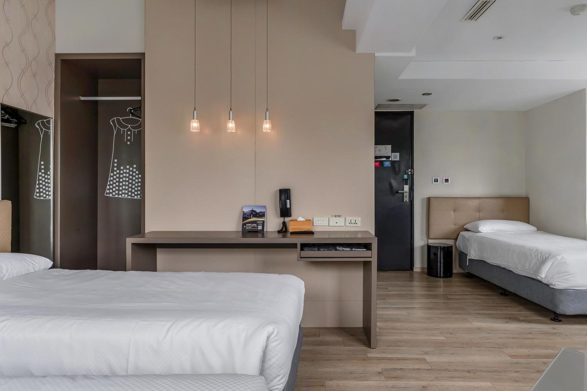 Check Inn Express Kaohsiung Love River Екстериор снимка
