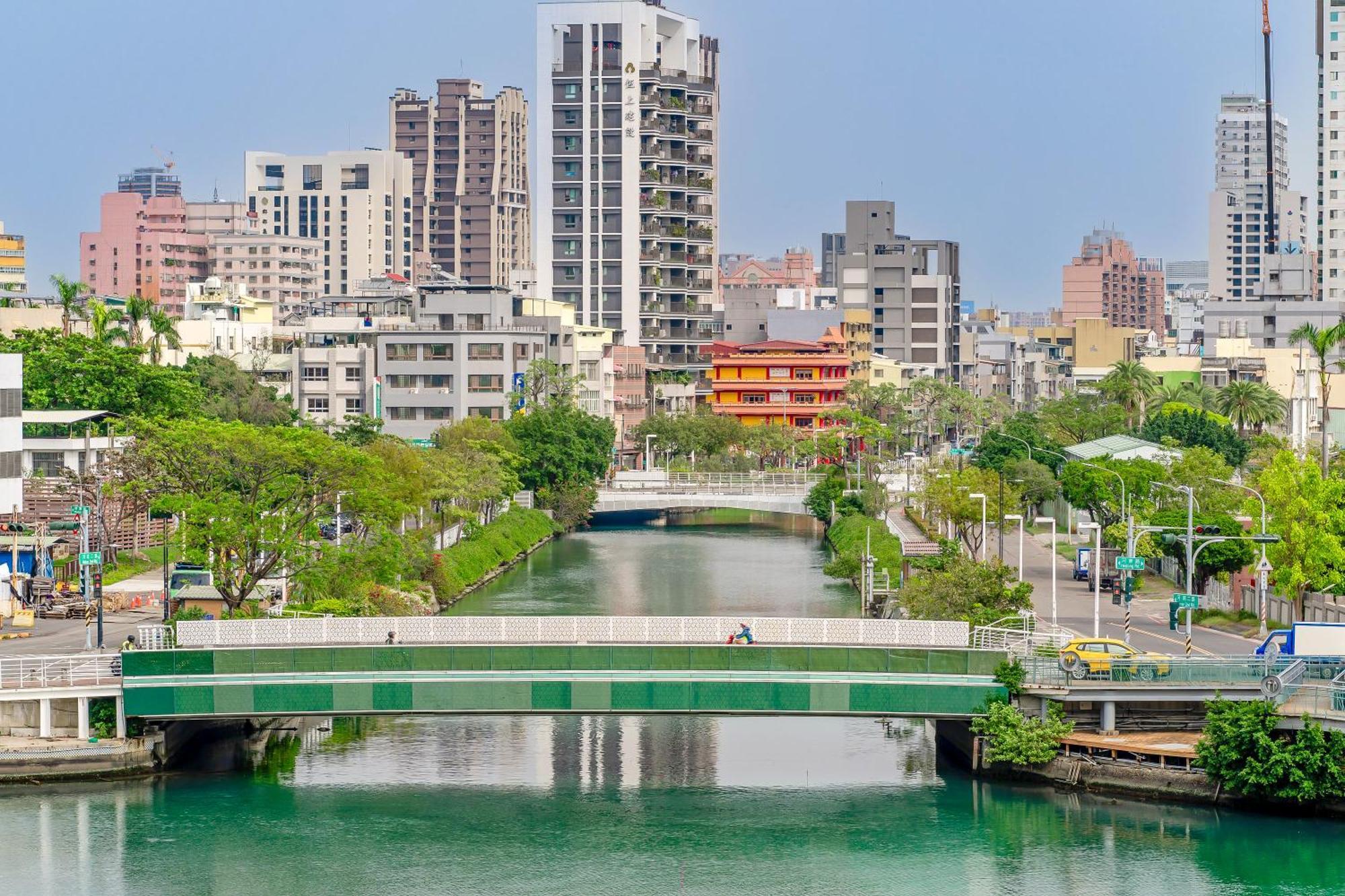 Check Inn Express Kaohsiung Love River Екстериор снимка